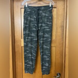 Athleta Farallon Camo Jogger Pants Size 4